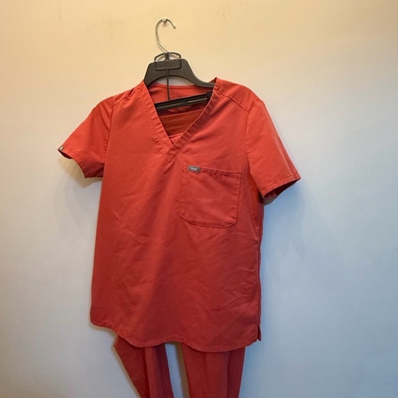 Figs Technical Collection Red Scrub Set - Picture 2 of 3